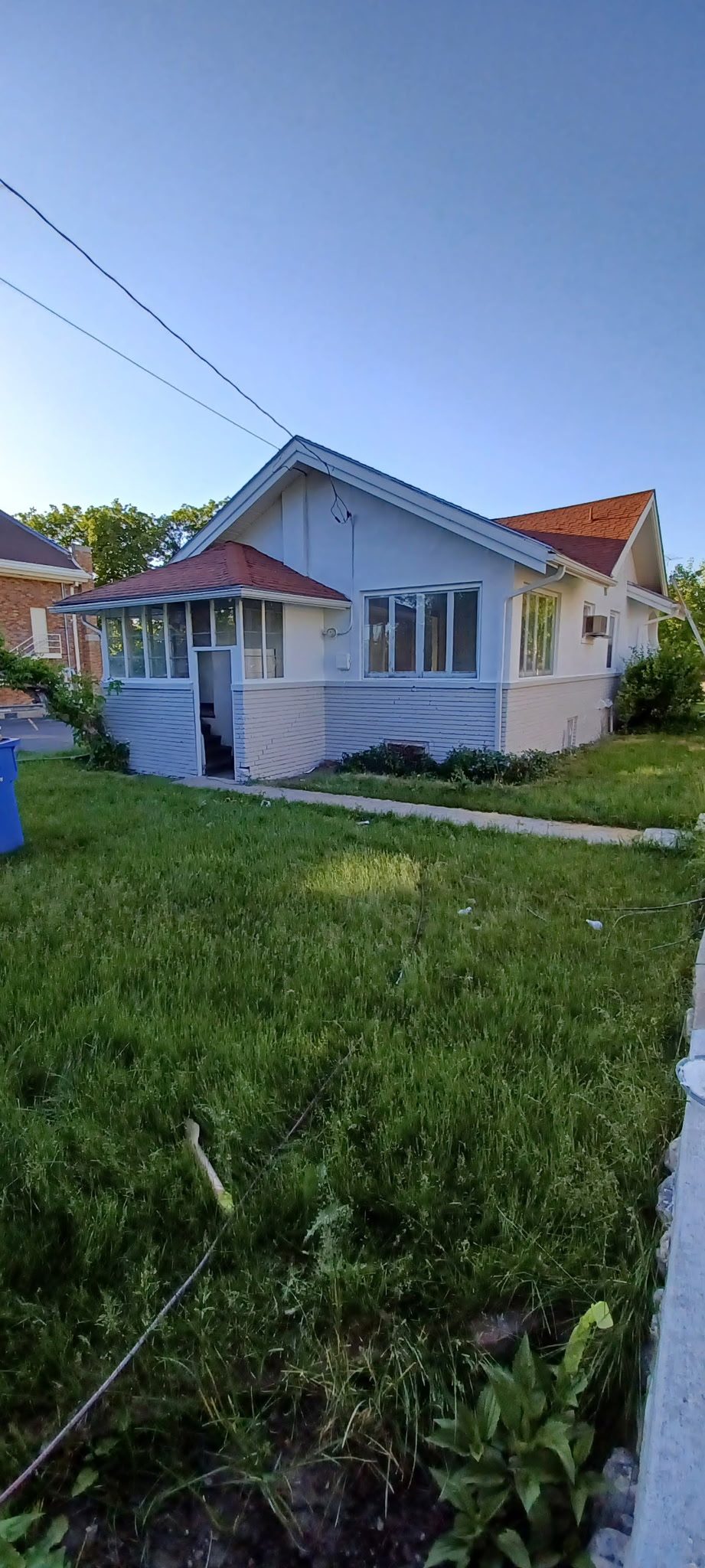 Cream and yellow stucco home exterior in Utah